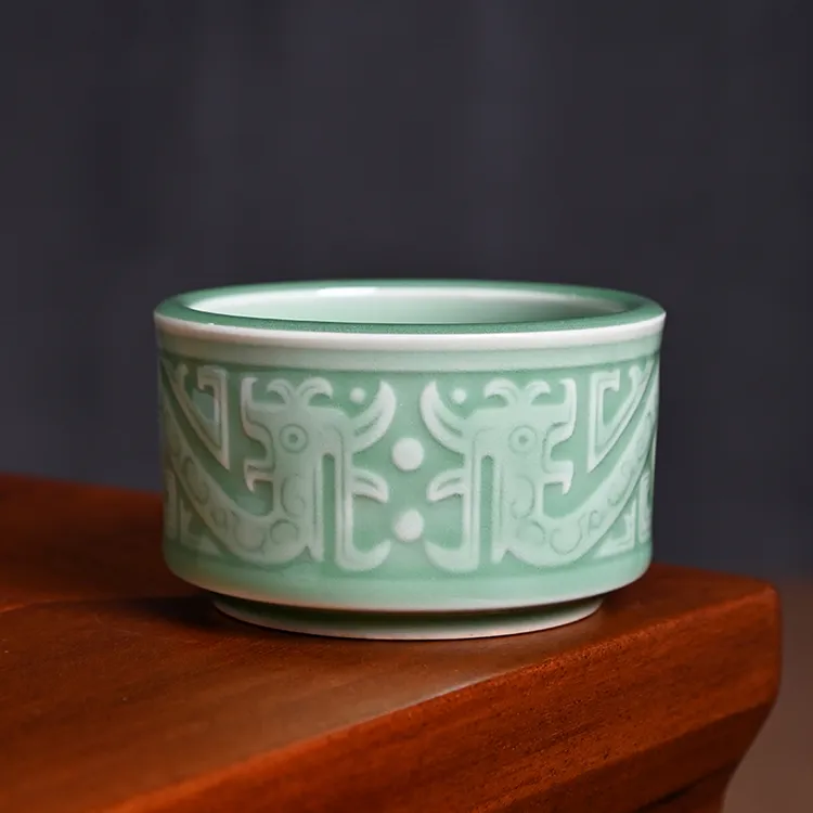 饕餮青瓷扳指杯梅子青茶具主人杯单杯手工浮雕青铜纹品茗杯男士杯