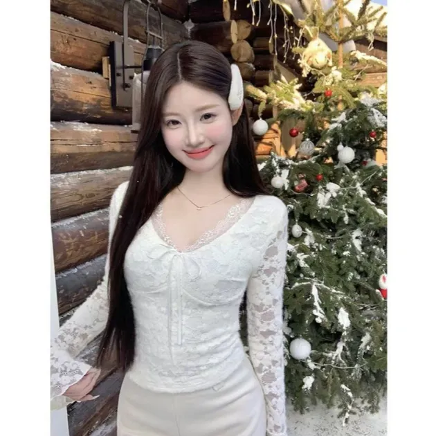 时尚蕾丝V领磨毛打底衫女内搭可外穿洋气修身显瘦纯欲风上衣