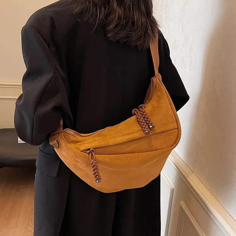 麂皮绒包包女大容量2024新款秋冬复古小众设计单肩斜挎通勤饺子包