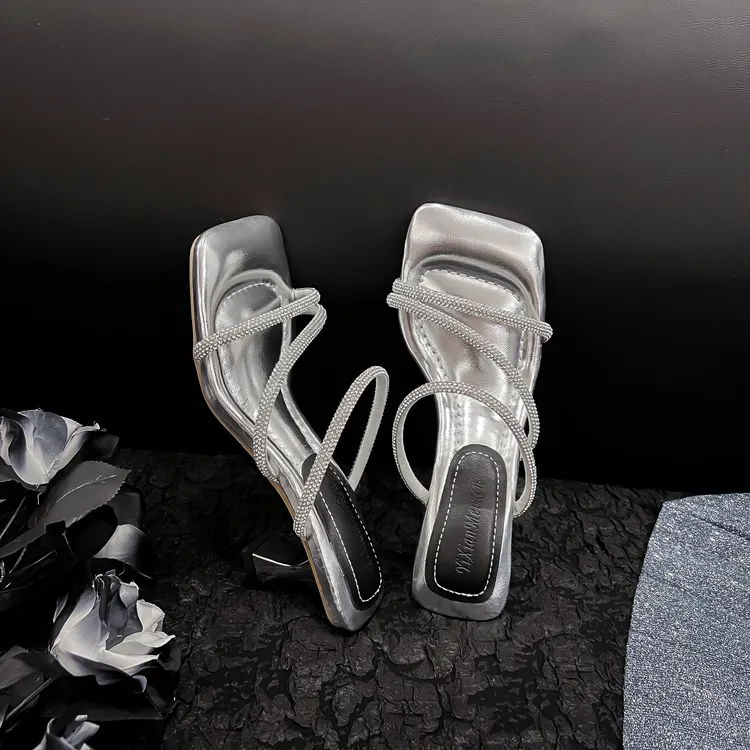 夏季气质外穿百搭网红时尚方头露趾一字带2024新款女凉鞋中跟