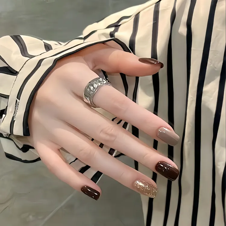 新款秋冬季手工穿戴甲成品爆闪金焦糖纯色巧克力美拉德系美甲贴片