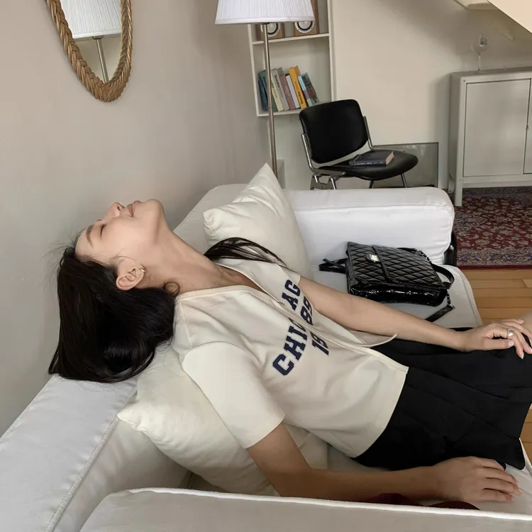 杏色V领短袖T恤女装夏季2024新款设计感小众洋气独特别致短款上衣