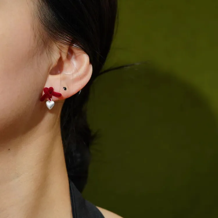铜合金耳饰 2024新款爱心结毛球耳环红色爱心耳钉秋冬轻奢小众