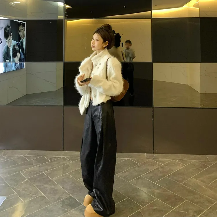 法式气质女神2024冬季新款毛绒绒感重工多纽扣外套高腰显瘦PU皮裤