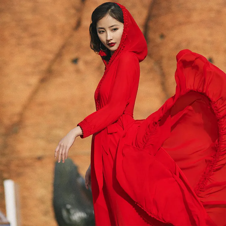 异域风情茶卡盐湖大红色连衣裙带帽旅游裙沙漠长裙复古拍照红裙女