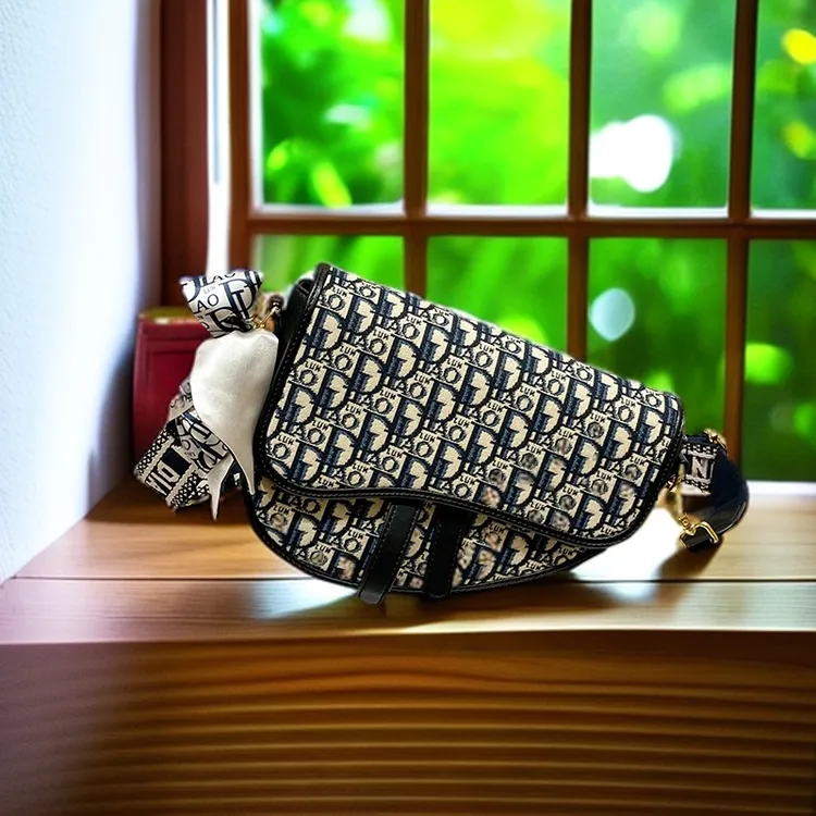 轻奢真皮字母刺绣马鞍包包女款夹层时尚休闲女包印花经典小双肩包