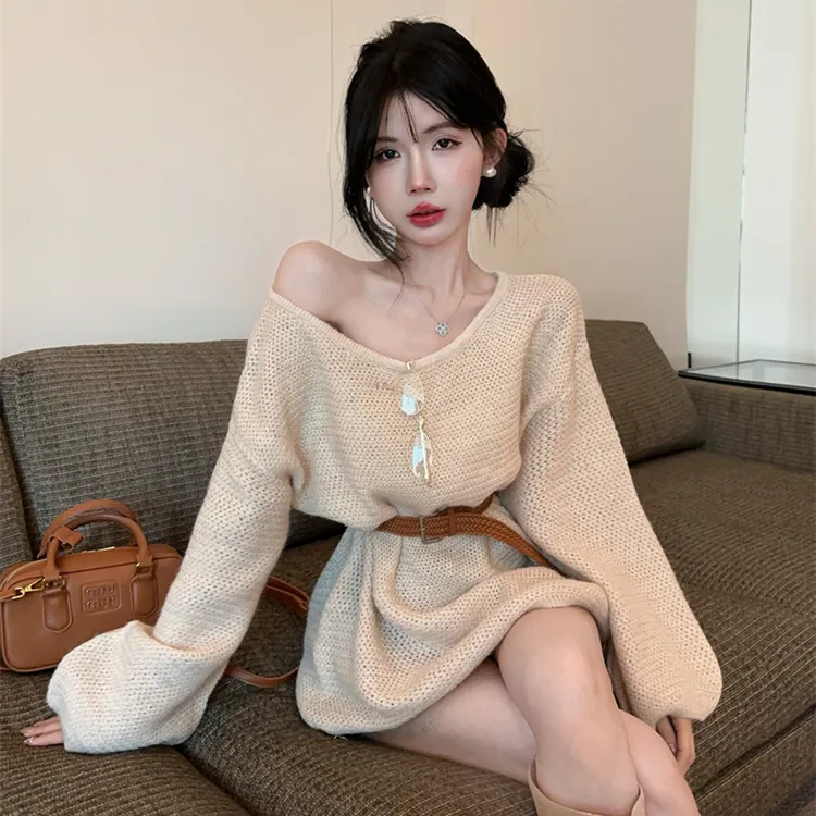 慵懒风斜肩针织连衣裙女秋冬新款中长款纯欲露肩上衣配腰带毛衣裙