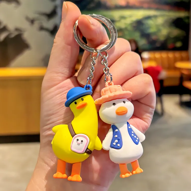 歪头鸭子钥匙扣卡通学生书包挂件幼儿园地推毕业小礼品可爱链圈环