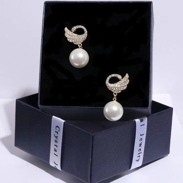 铜合金耳饰 靓咦气质轻奢天鹅耳钉精致小香风时尚耳坠法式耳钉