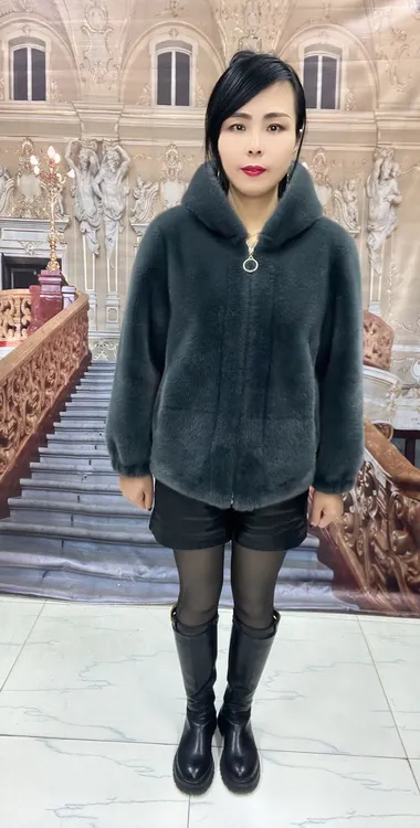 妍妍推荐时尚洋气拉链款毛毛冬季短款外套