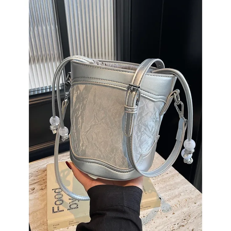 银色包包女夏天百搭2024新款时尚设计感小众单肩斜挎包爆款水桶包