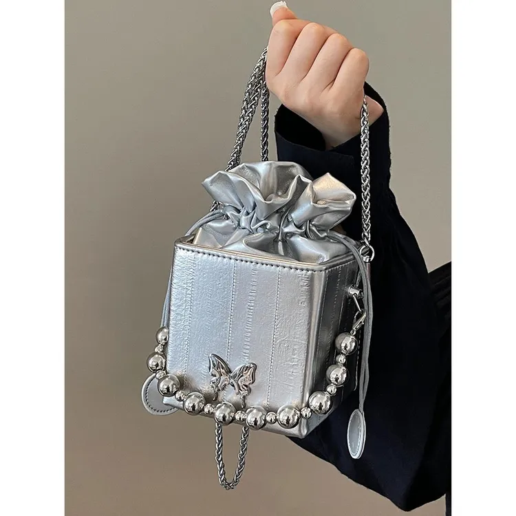小众设计迷你银色包包女2024新款时尚链条斜挎包高级感手提水桶包
