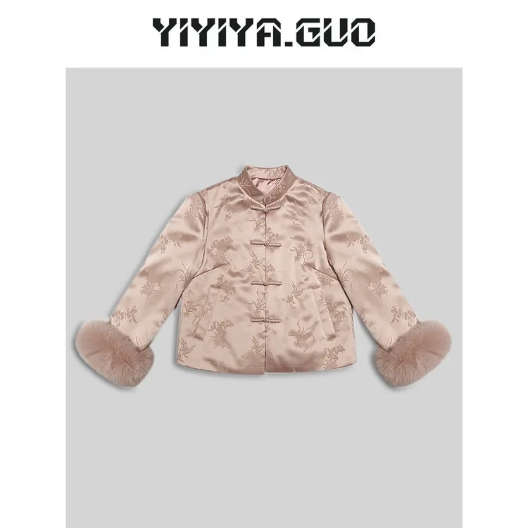 艺艺/YIYIYA.GUO粉色立领盘扣四君子拼接袖口粉毛上衣2023125