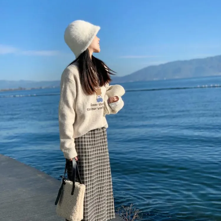 2024秋冬新款小个子韩系温柔穿搭卡通圆领毛衣女格子半身裙两件套