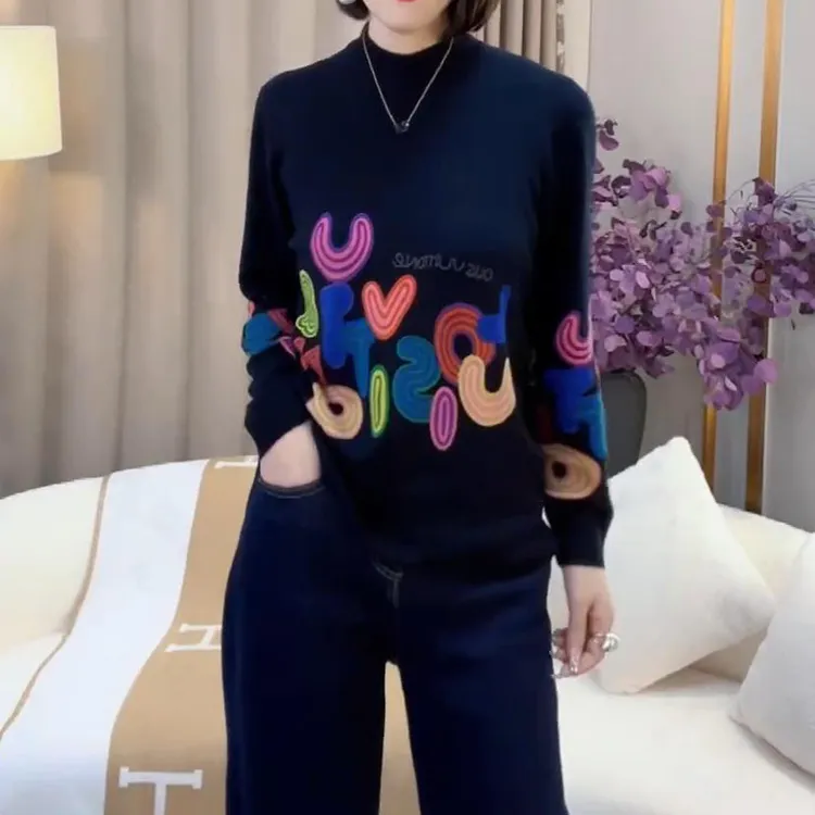 时尚圆领印花长袖针织衫女秋冬新款宽松显瘦减龄百搭毛衣打底衫