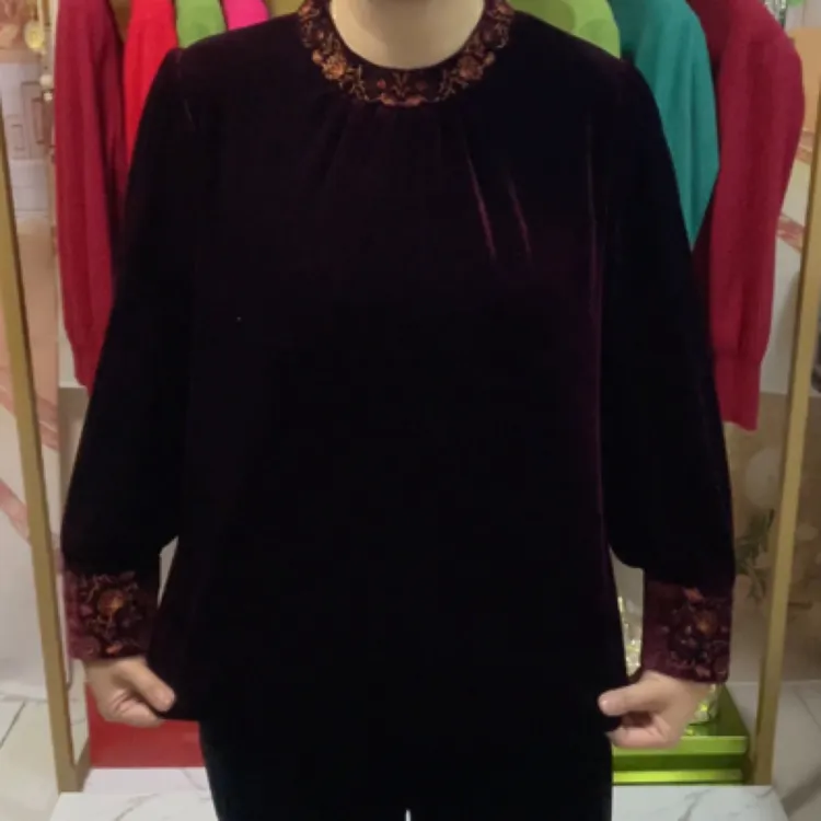 新款刺绣圆领丝绒上衣