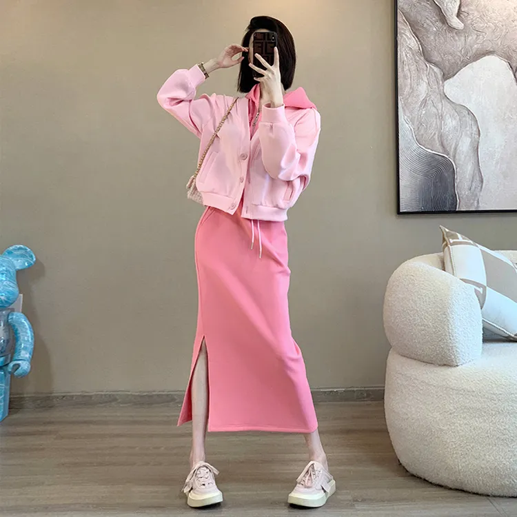 秋季盐系休闲时尚穿搭一整套洋气减龄设计感假两件卫衣半身裙两件