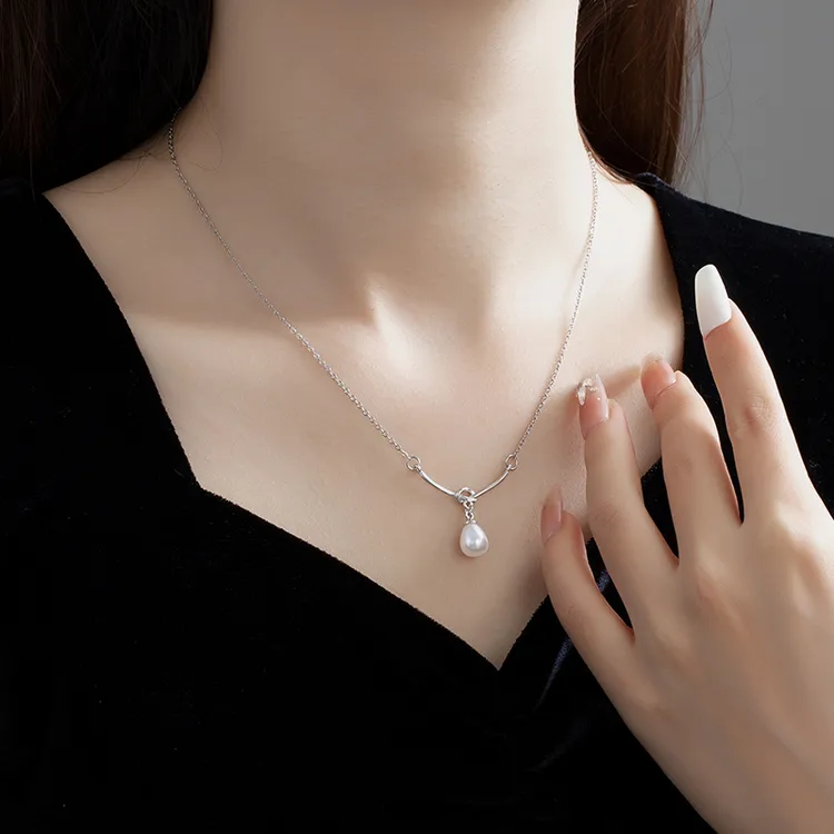 金美澳 钛钢项链 不规则珠珠吊坠轻奢锁骨链女百搭2025年时尚饰品