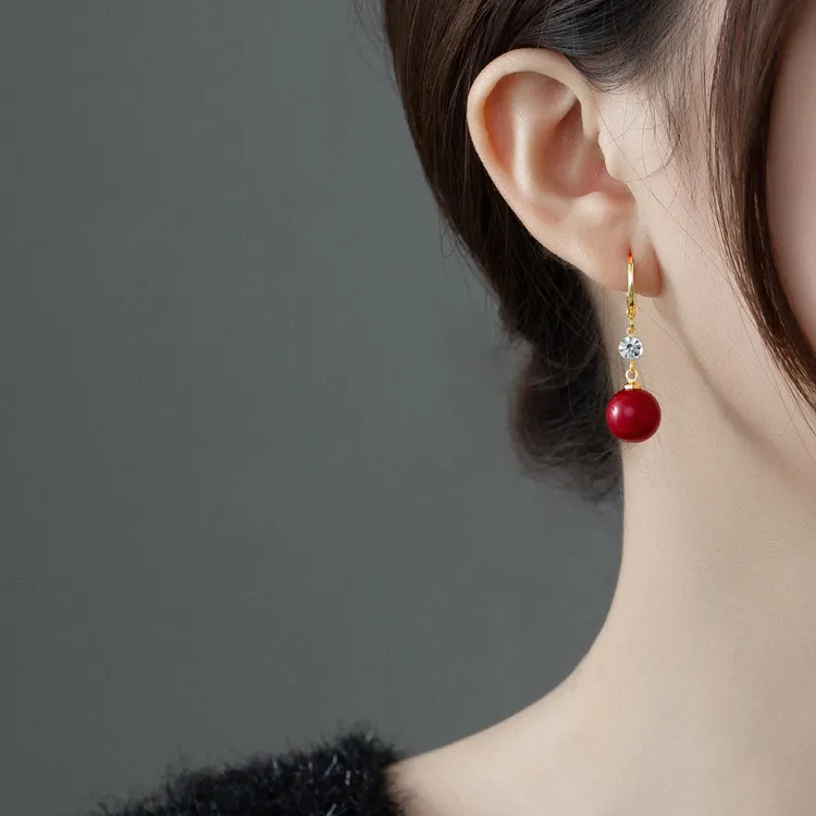 金美澳 铜合金耳饰 红色系穿搭圆珠耳环女秋冬高级感轻奢耳坠饰品