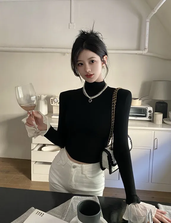 辣妹黑色喇叭袖T恤女春秋设计感半高领磨毛打底衫修身显瘦上衣