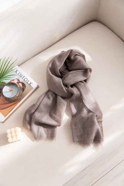 2023年100%纯精梳山羊绒围巾天然无染色秋冬季围巾披肩长款时尚