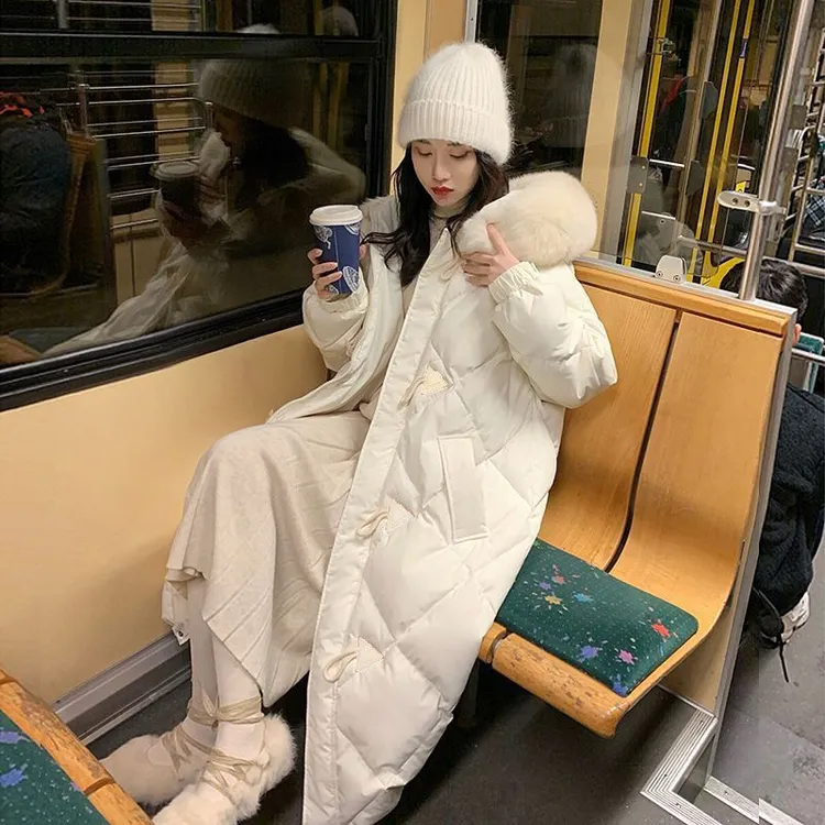 白鸭绒羽绒服女中长款2023年冬季新款大毛领菱形格宽松牛角扣外套