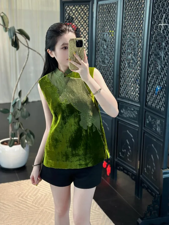 新中式国风丝绒马甲漂亮好看苔藓绿上衣坎肩2024年新款叠穿背心