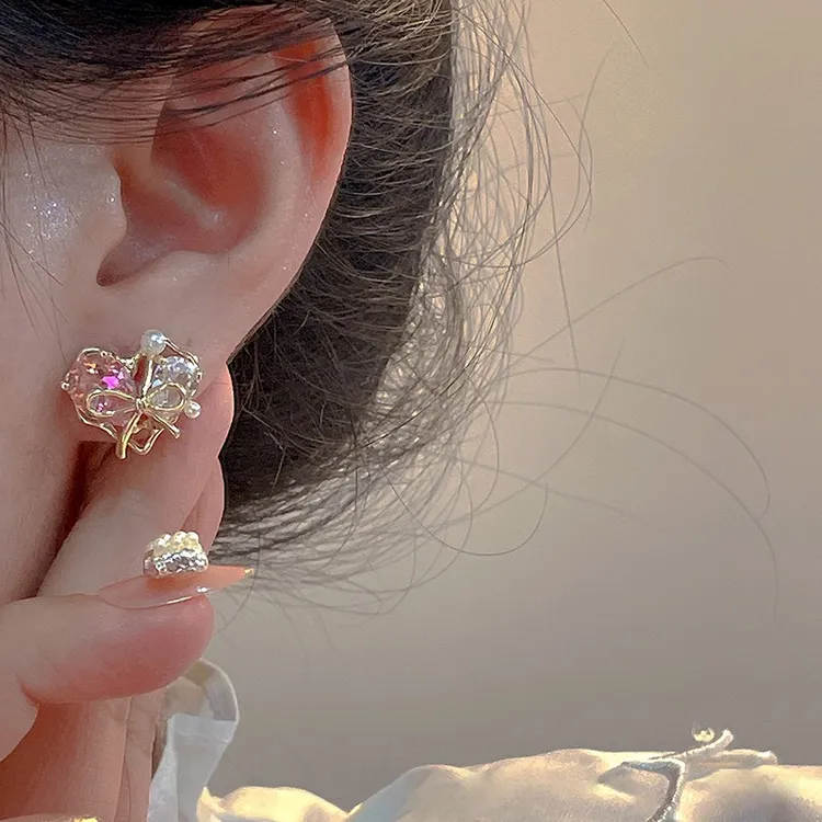 合金耳饰 粉色蝴蝶结耳钉精致爱心高级感独特法式设计女夏季小众