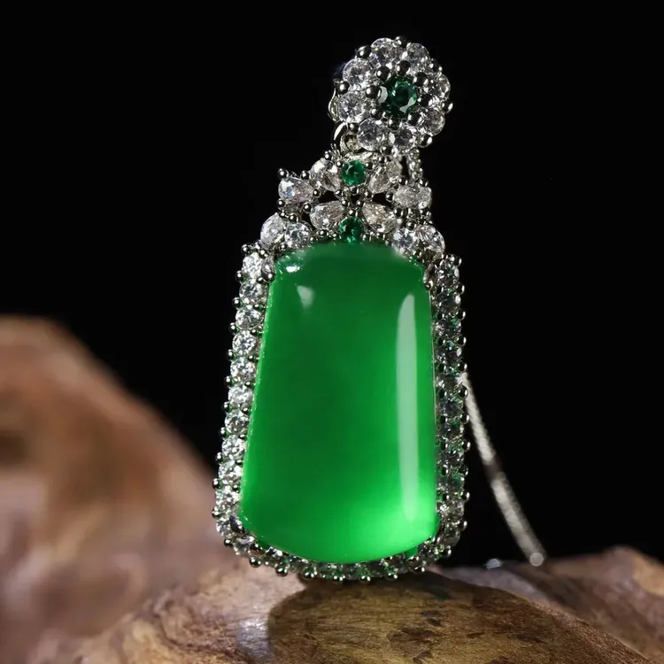 天然绿玉髓无事牌高冰满绿吊坠项坠高档吊坠豪华镶嵌气质款高贵