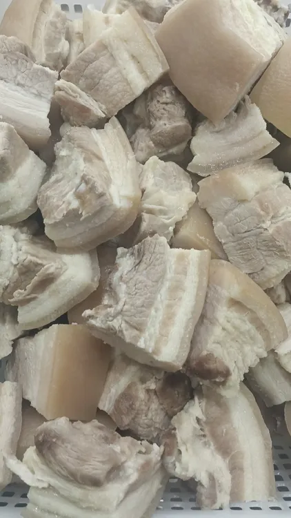 采用高山土猪肉的精品五花肉制成,净重2斤(二斤一盒包装)