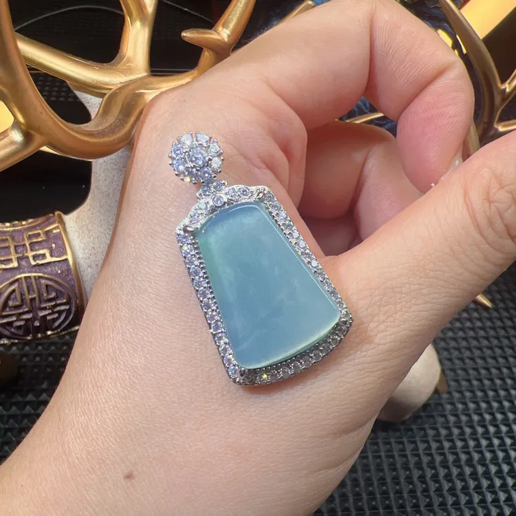 天然A货翡翠满钻豪镶款无事牌气质白色时尚绿色镶嵌精美高冰坠链