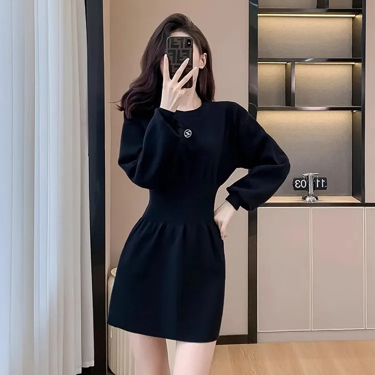 别致小黑裙内搭针织包臀女秋冬小个子收腰显瘦刺绣打底毛衣短裙