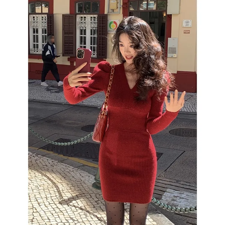 红色复古v领针织连衣裙女冬季收腰包臀短裙气质泡泡长袖紧身裙子