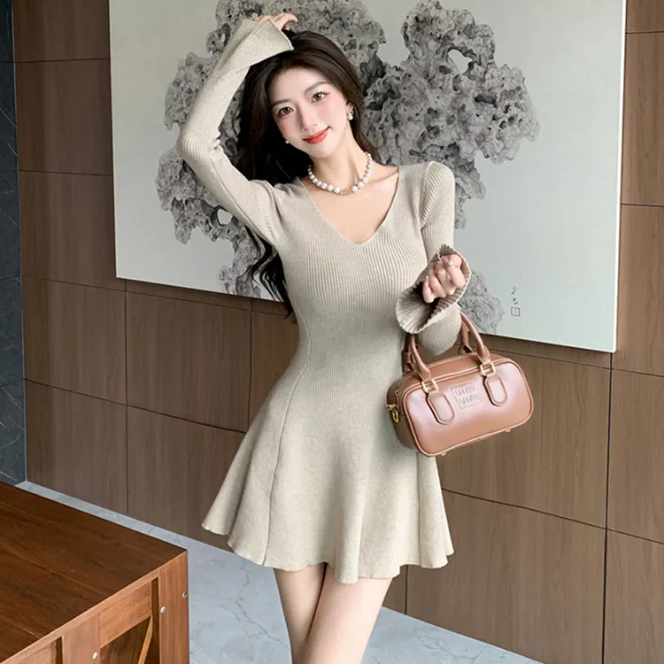秋冬2025年新款性感v领喇叭袖针织连衣裙女韩版高腰显瘦a字短裙子