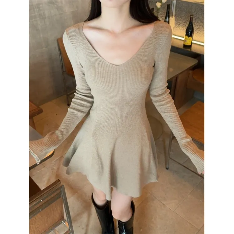 纯欲甜辣妹V领喇叭袖连衣裙女秋季2025新款收腰修身针织A字短裙子