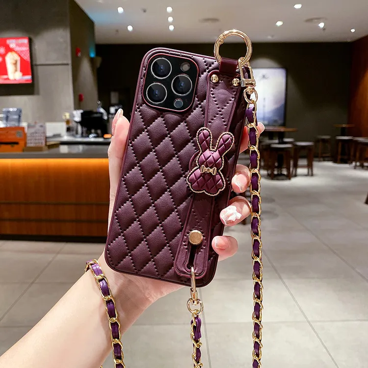 奢华皮革适用苹果15promax手机壳腕带iPhone14套女斜挎潮牌高档16