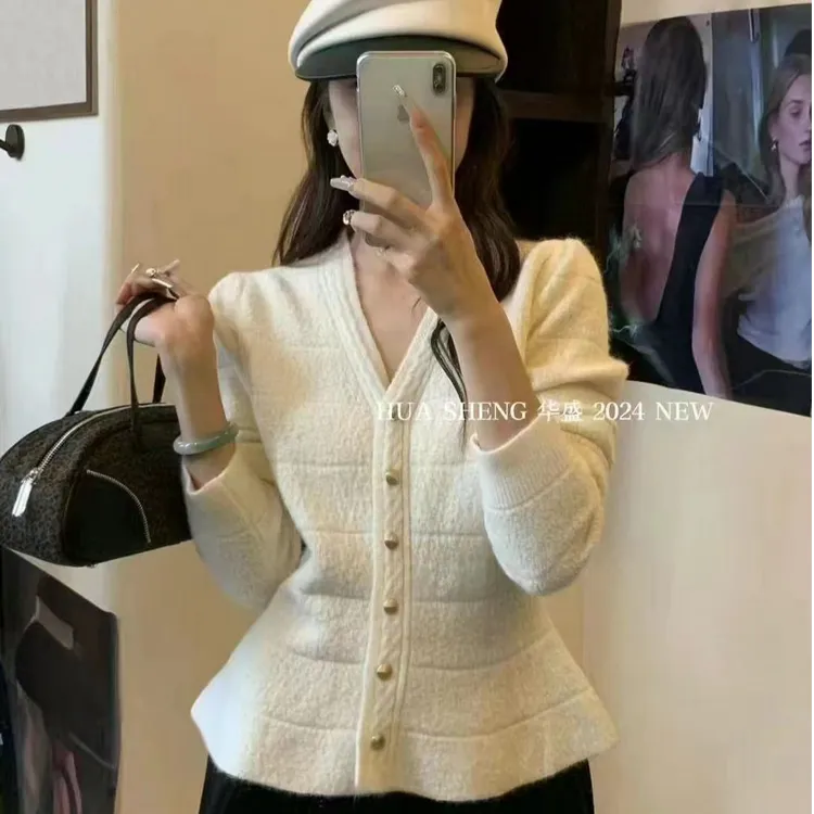 法式泡泡袖珍珠扣针织开衫女秋冬新款短款纯色V领荷叶边小香毛衣