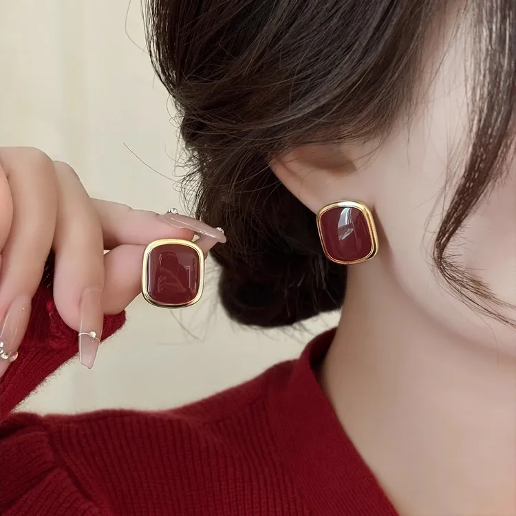 合金耳饰 法式安可拉红色方形耳钉女秋冬高级感耳环气质独特耳饰