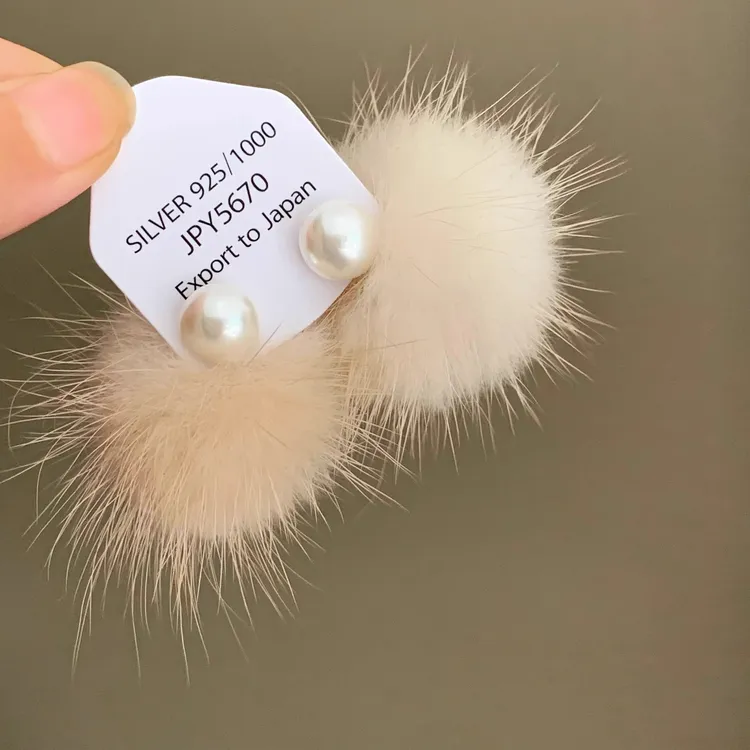 铜合金耳饰 冬日温柔气质白色毛绒球珠珠耳钉女高级感耳环耳饰潮