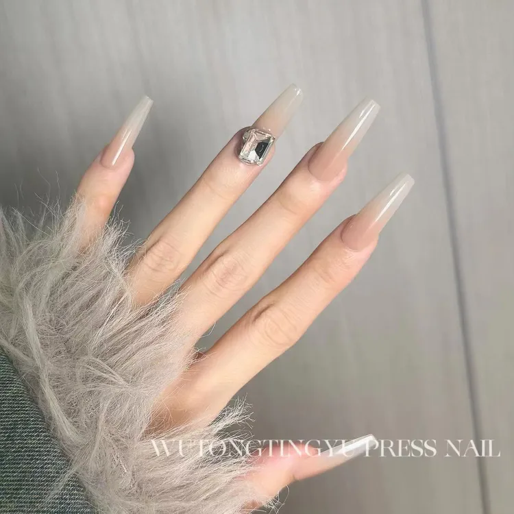 《甘露寺》2025新款纯色堆钻纯欲温柔冰透白色美甲裸色穿戴甲