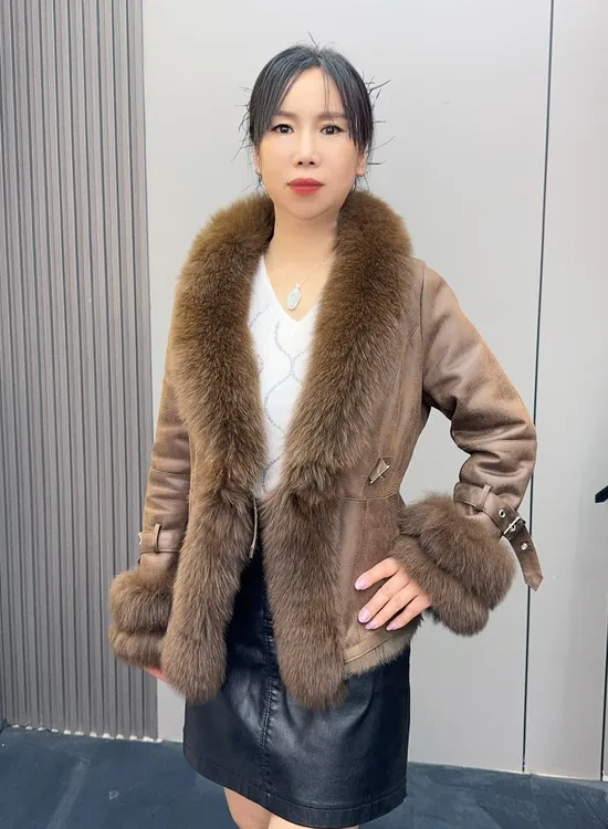 网红女短款修身显瘦皮毛一体秋冬季轻奢百搭狐狸毛领秋冬厚外套2