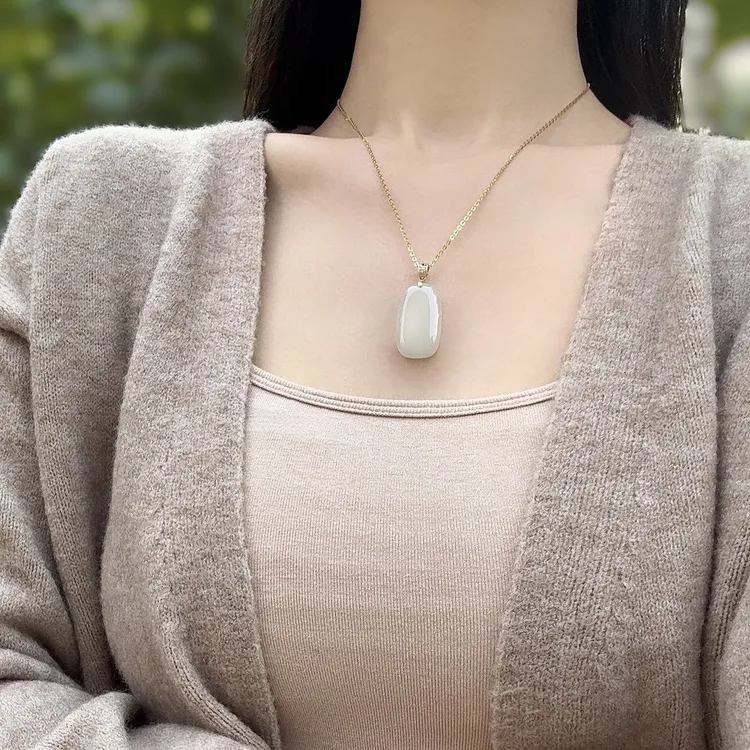 新疆和田玉18K金镶嵌无事牌女款气质简约时尚精美坠链百搭玉吊坠