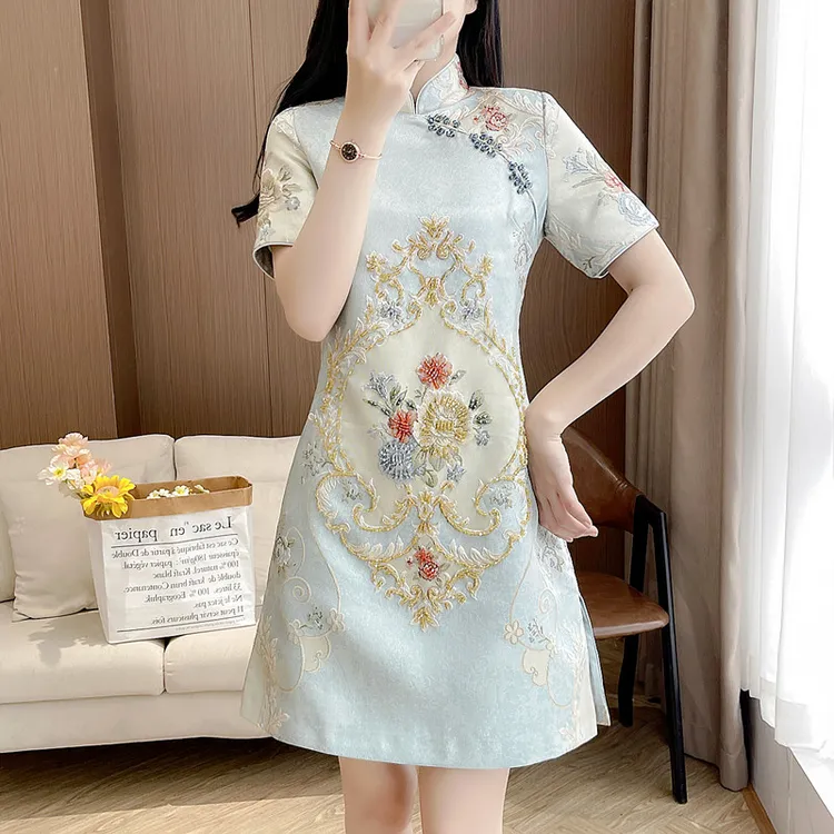 2025新中式复古修身连衣裙中国风时尚旗袍年轻款女改良钉珠提花裙