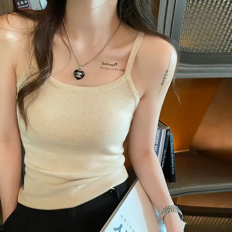 米杏色吊带女西装内搭白色针织打底背心2025新款外穿春秋百搭上衣