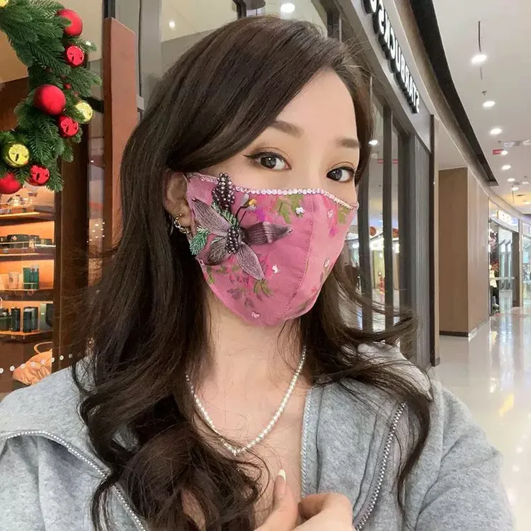 2024年秋冬季高颜值双层布艺口罩手工镶钻铜丝蝴蝶装饰透气面罩女