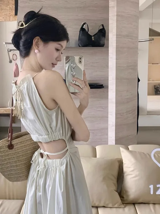 白色镂空露背挂脖吊带连衣裙女夏季收腰显瘦高级感法式浪漫长裙子