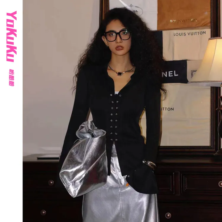 哟酷酷（暗黑骑士）暗黑Polo气眼扣深V修身显瘦坑条内搭喇叭袖上衣