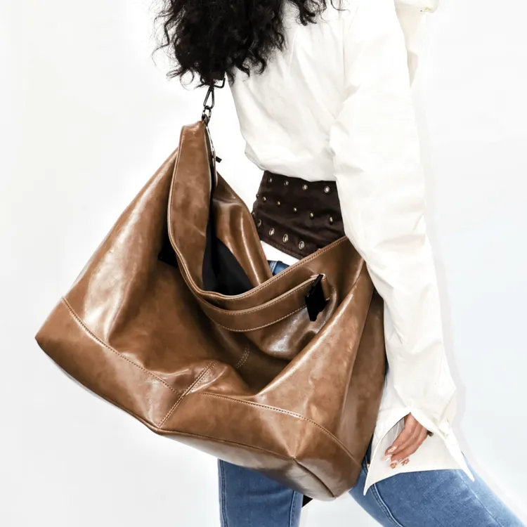 哟酷酷联名秀场慵懒酷飒软踏踏束口多功能大包PU百搭大包时尚休闲