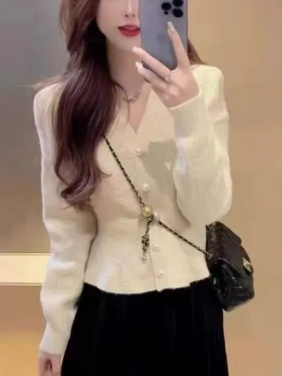 小香风V领内搭打底针织衫女新款春秋珍珠扣鱼尾收腰短款红色毛衣