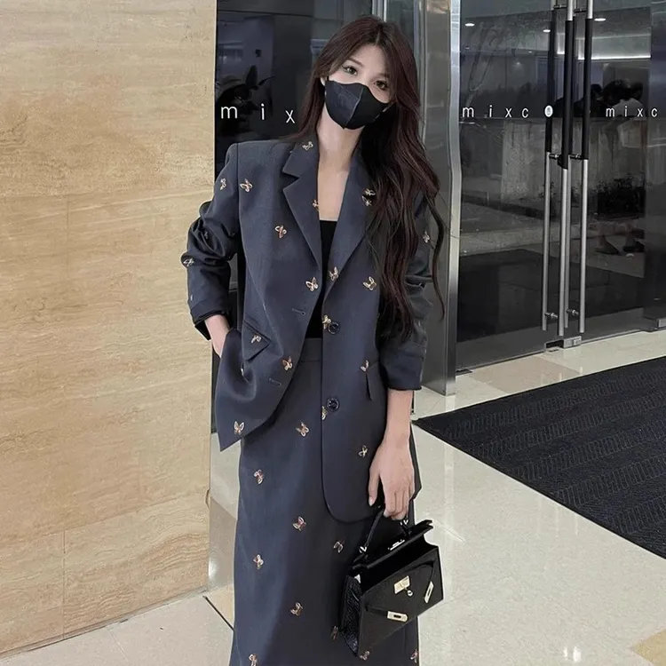 胖mm韩版时尚刺绣小西服套装女秋季新款大码西装外套半身裙两件套